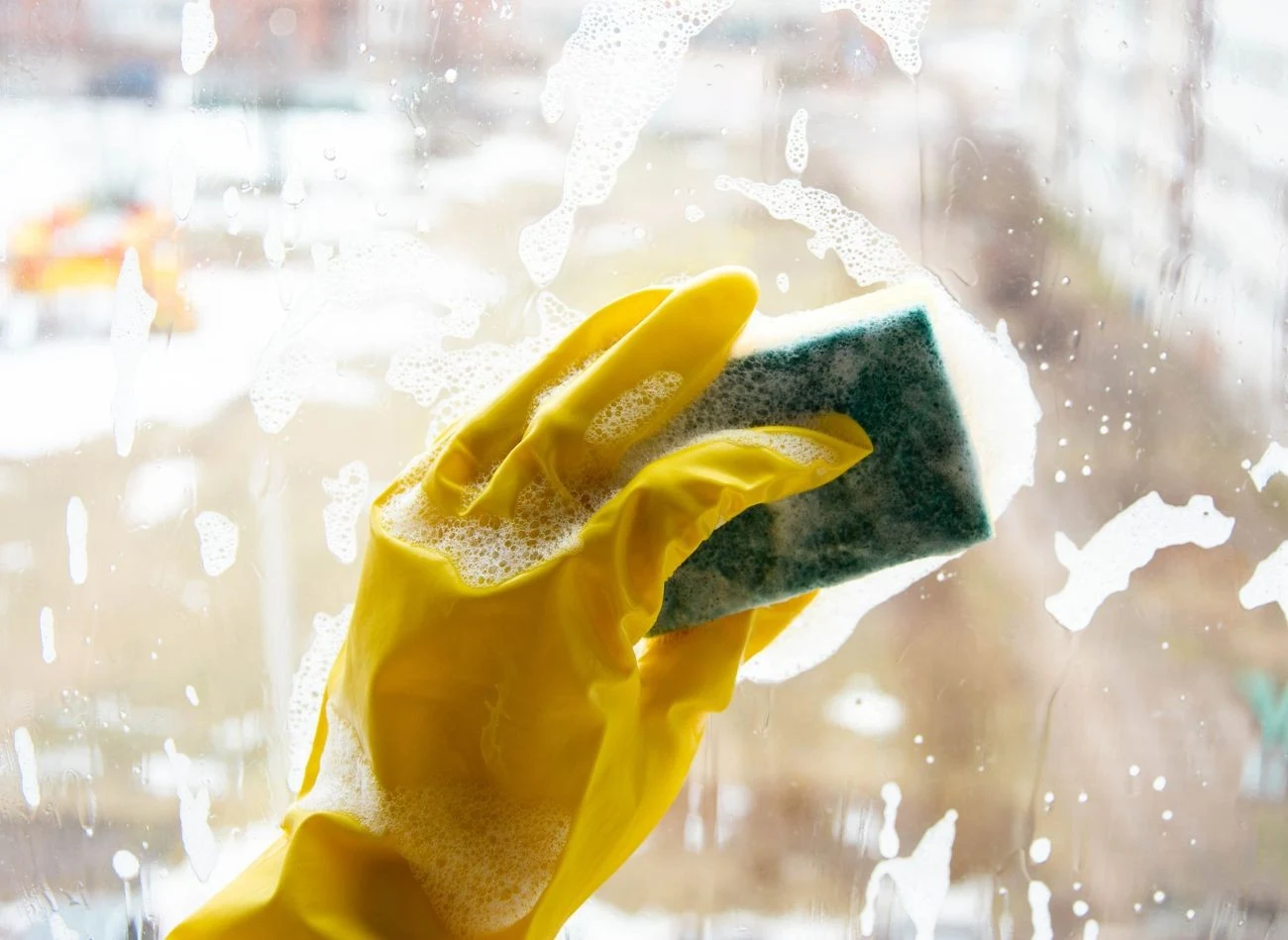 Do przygotowania domowego środka do mycia okien potrzebujesz wody utlenionej.