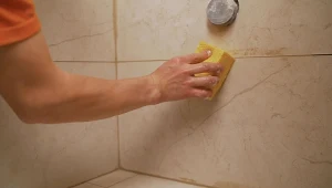 Czyszczenie płytek bez chemii jest prostsze niż myślisz. Wystarczy, że użyjesz kilku domowych środków.