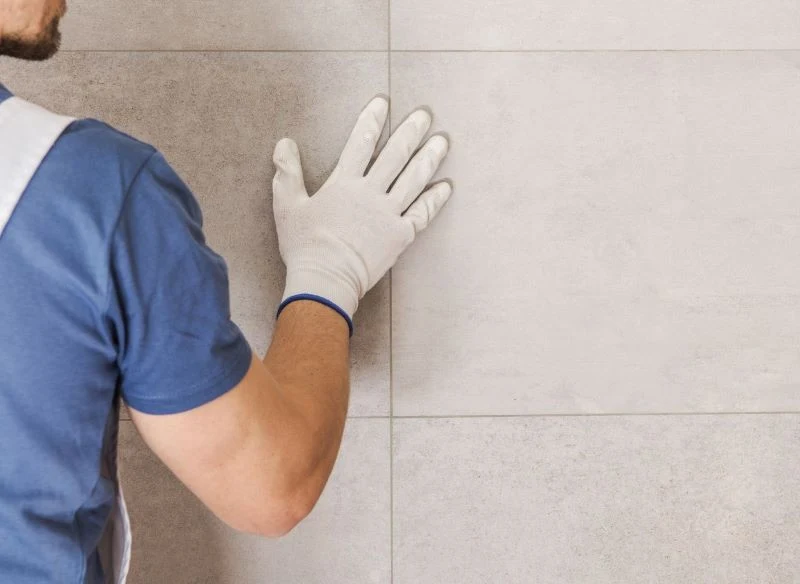 Płytki w łazience to najprostszy wybór, wygodny i gotowy do położenia, jednak i one mają wady, które utrudniają użytkowanie