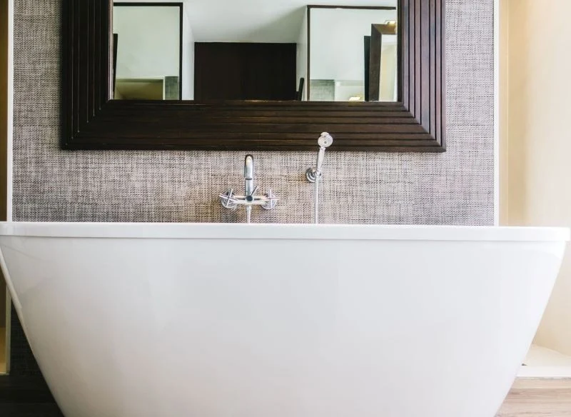 Wykorzystanie tapety w łazience to bardzo gustowne rozwiązanie, luksusowe i estetyczne