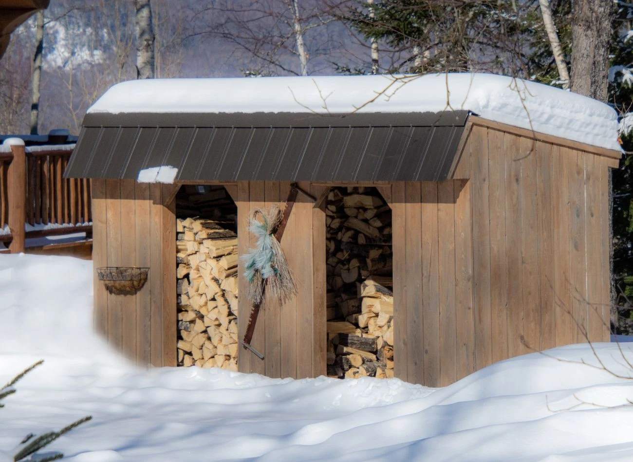 Miejsce do sezonowania drewna powinno mieć dobra wentylację i dostęp do światła.