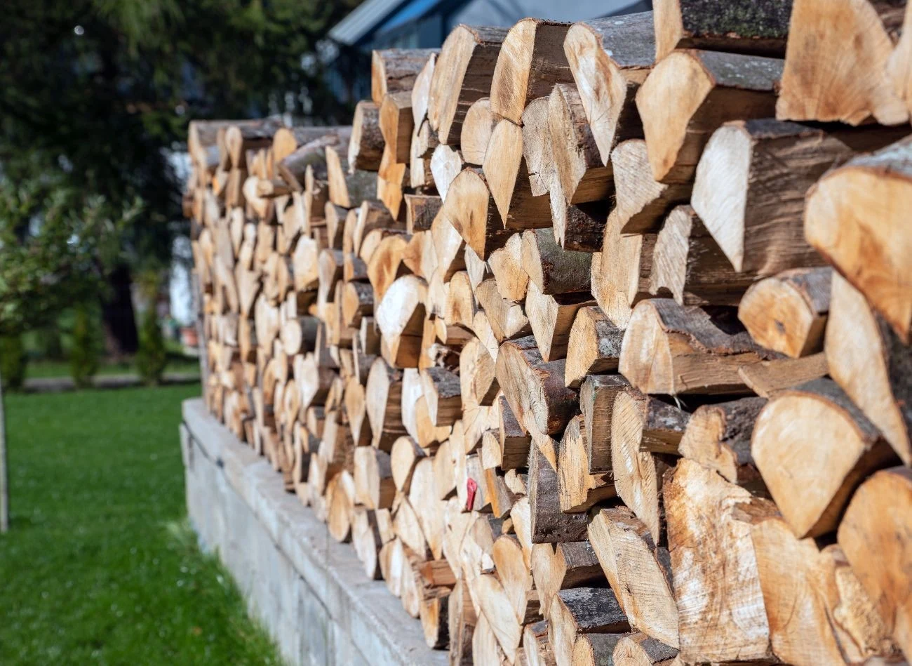 Brak ochrony drewna przed opadami atmosferycznymi to częsty błąd w jego przechowywaniu.