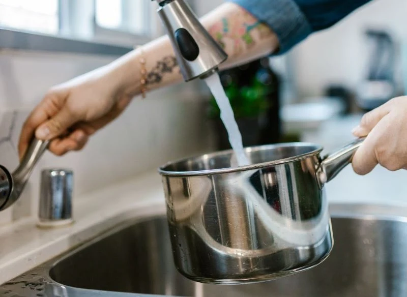 Przegotowanie wody pobranej z kranu to pierwszy krok do jej oczyszczenia