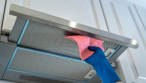 Nawet olej tak dobrze nie usuwa tłuszczu z okapu. Poznaj nietypowy sposób na czyszczenie okapu