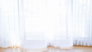 Jak odświeżyć firanki bez zdejmowania i prania? To bardzo proste.