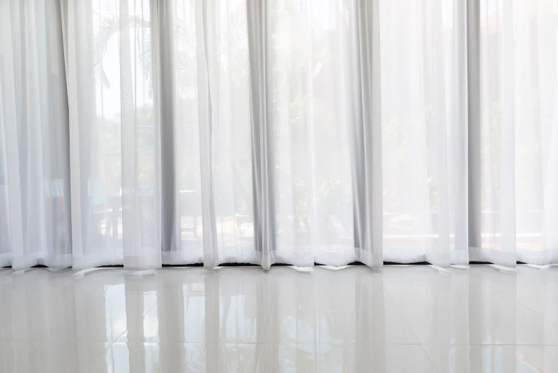 Z czasem firanki tracą śnieżną biel – szarzeją i żółkną