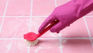 Czym wyczyścić fugi? Domowy środek upora się z najgorszym brudem.