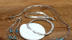 Jak wyczyścić srebrną biżuterię? Domowe sposoby pomogą przywrócić jej dawny blask