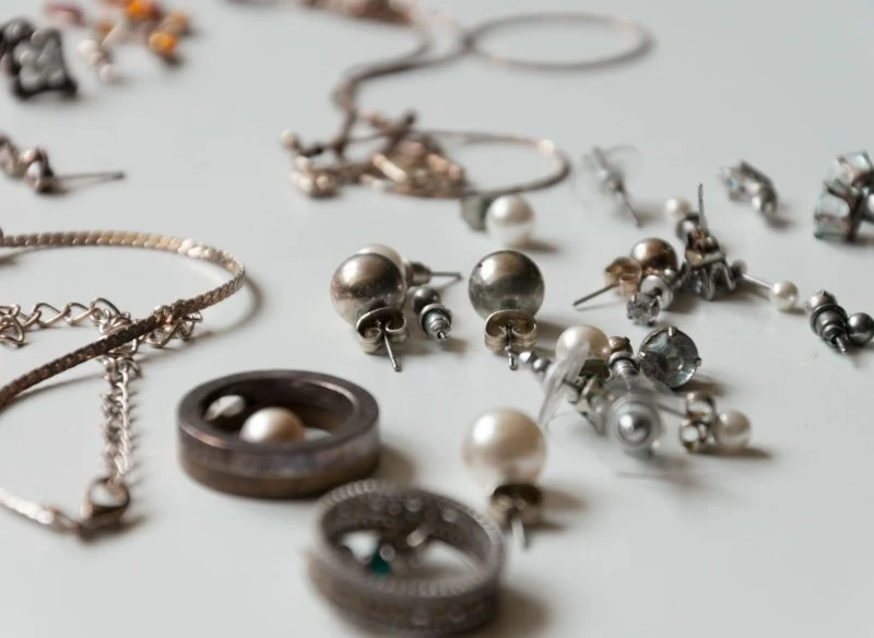 Z czasem srebrna biżuteria pokrywa się nieestetycznym nalotem