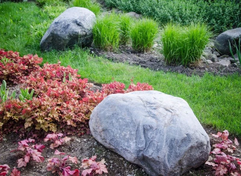 Dekoracyjne głazy powinny swoimi właściwościami fizykochemicznymi odpowiadać potrzebom okolicznych roślin, w innym wypadku pogorszą ich wygląd i wz...