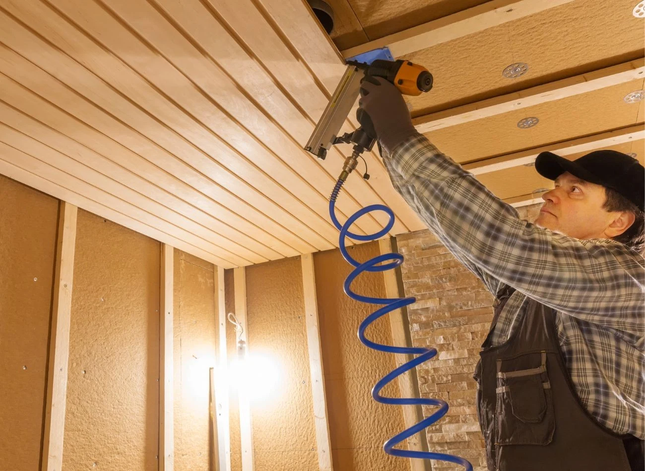 Koszt instalacji sufitowej jest spory, zależy od rodzaju systemu grzewczego.