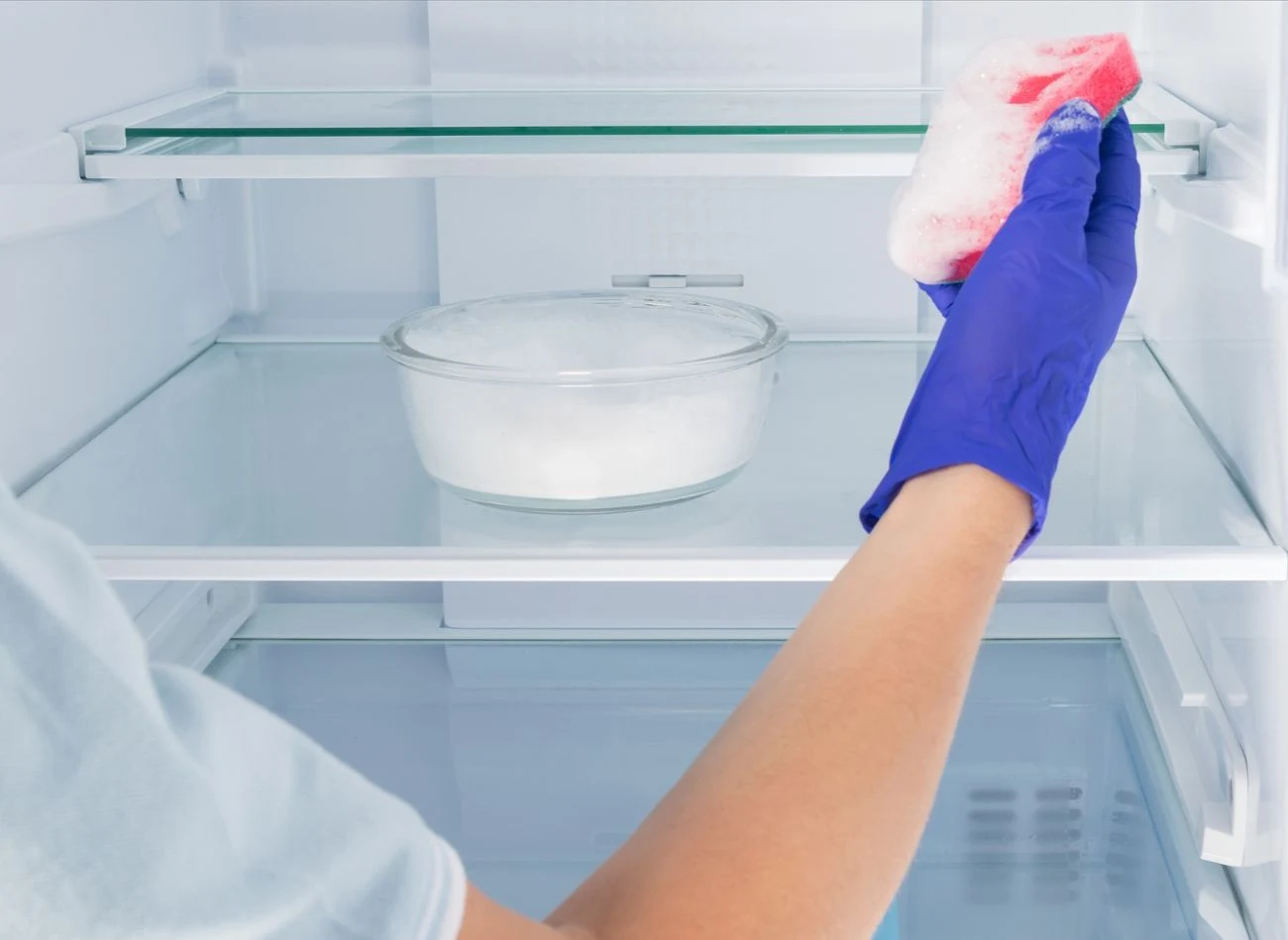 Z pomocą boraksu można zdezynfekować lodówkę podczas sprzątania i pozbyć się nieprzyjemnych zapachów.