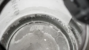 Ocet i kwasek cytrynowy to dobre metody na odkamienianie czajnika. Znam jeszcze lepszą