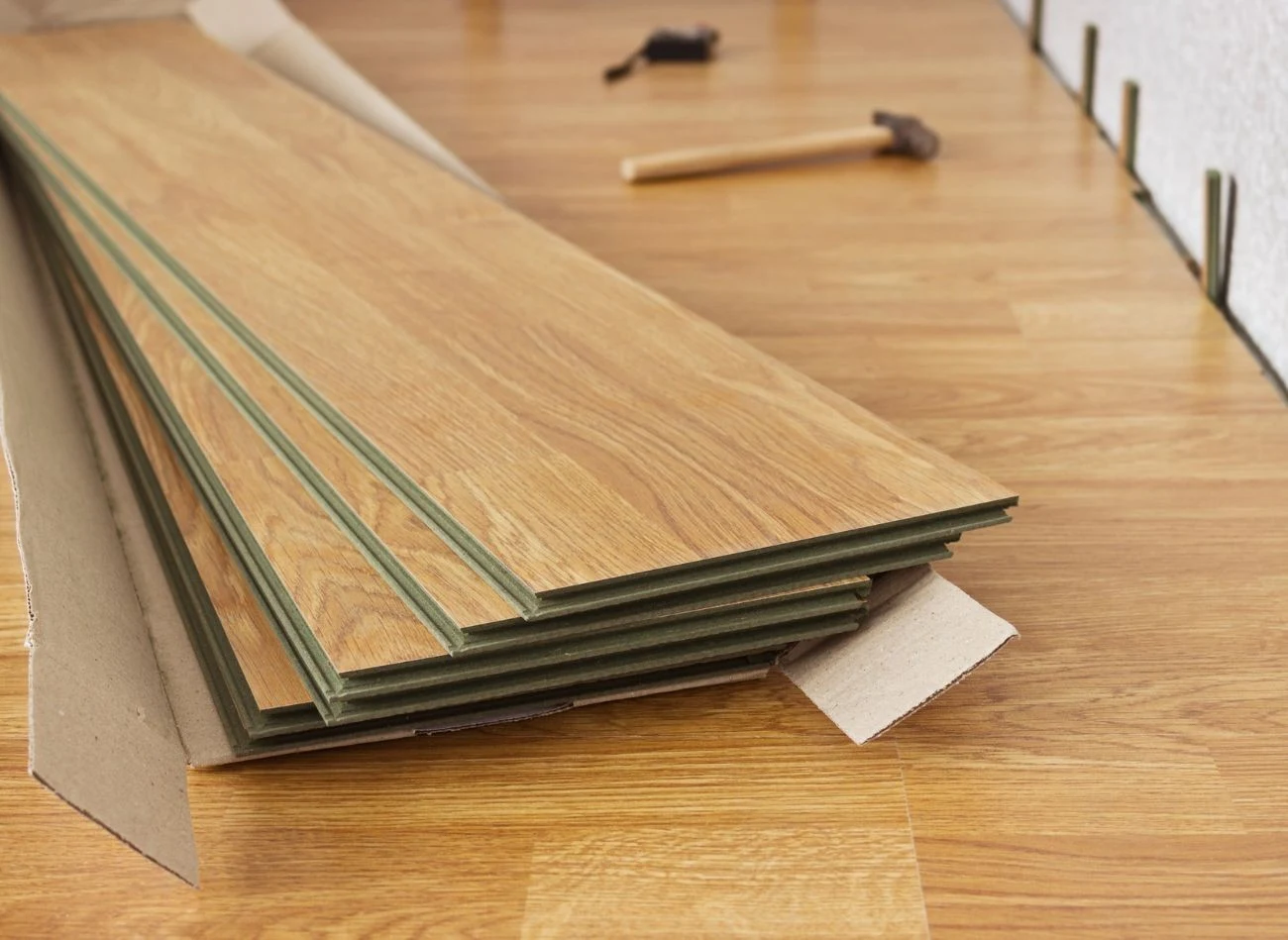 Wadą paneli laminowanych jest mniejsza odporność na wilgoć