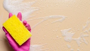 Usuwa trudne plamy, czyści armaturę, zapobiega parowaniu szyb i luster. Nietypowe zastosowania pianki do golenia