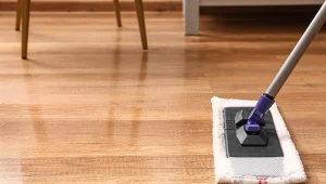 Jak myć podłogę, żeby nie było smug? Poznaj przepis na domowy środek do mycia paneli.