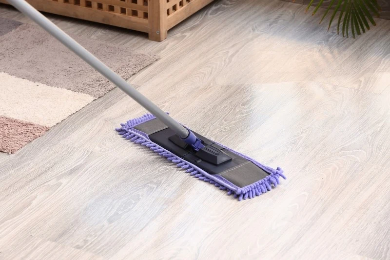 Panele najlepiej myć przy użyciu mopa z mikrofibry