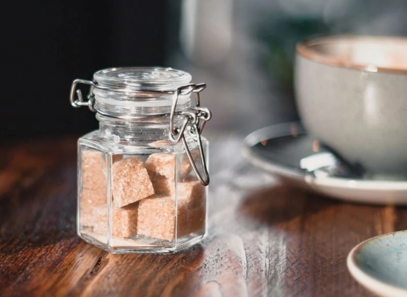 Popularnie stosowany cukier należy w miarę możliwości ograniczać w diecie, ale jeśli masz go w domu, są inne sposoby na zużycie zapasów