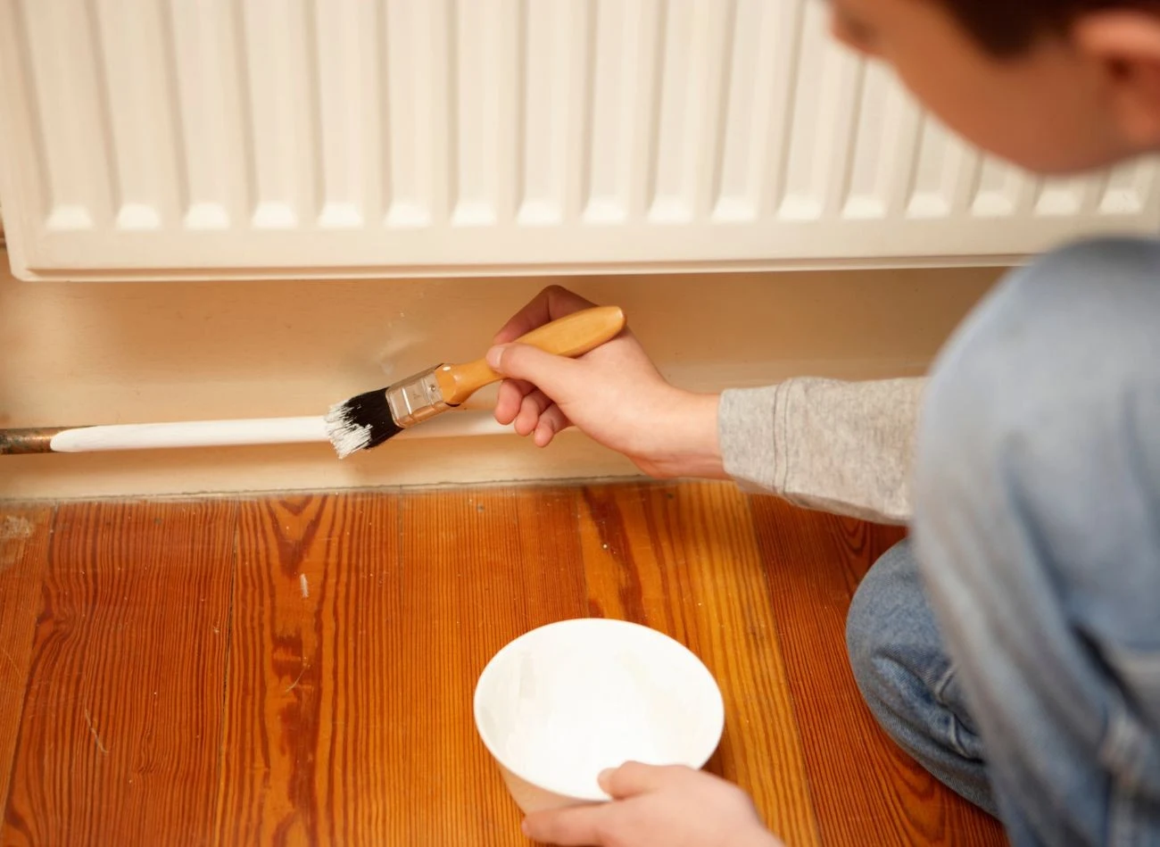 Podczas malowania pamiętajmy, że odświeżenia wymagają również rurki doprowadzające. Fot. Albe Images/CanbvaPro