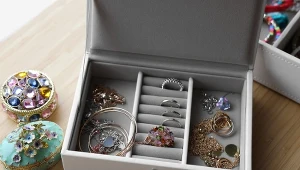 Żel krzemionkowy (silica gel) zapobiegnie czernieniu biżuterii i nie tylko.