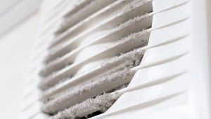 Zabrudzona i zaklejona kurzem kratka wentylacyjna wymaga jak najszybszego wyczyszczenia.