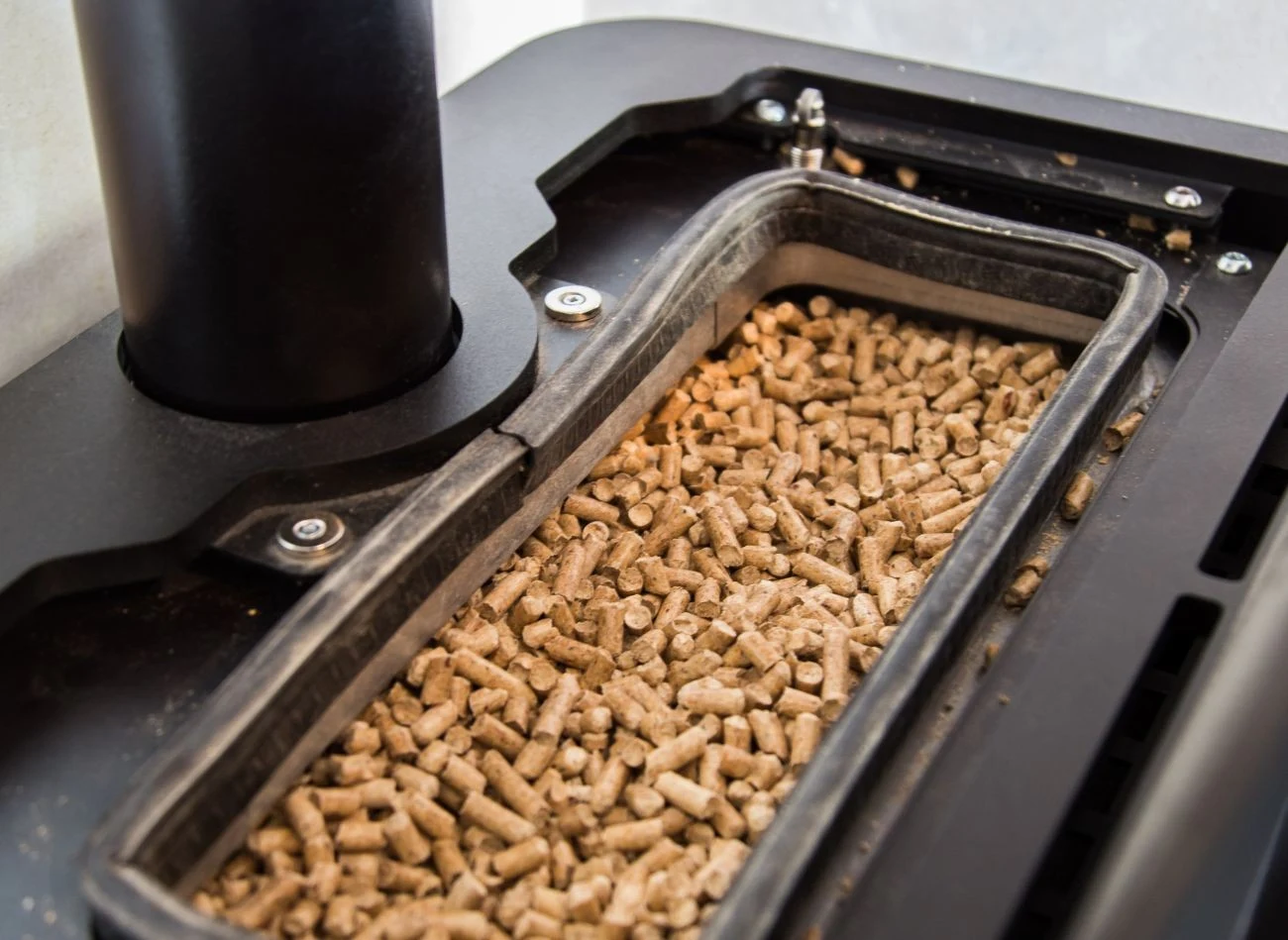 Certyfikowany pellet zapewnia stabilne spalanie i minimalizuje konieczność częstego opróżniania popielnika