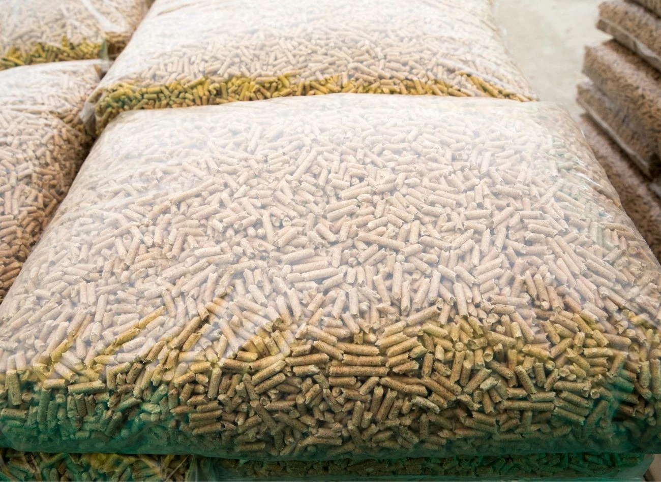 Pellet, choć droższy od ekogroszku, ma wiele zalet, m.in. niewielką ilość popiołu po spalaniu i dużą wartość kaloryczną.