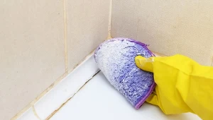 Zmorą wielu łazienek są brudne spoiny między płytkami. Jak odnowić fugi i pozbyć się pleśni?