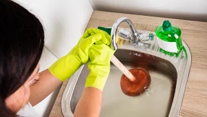 Żeby uporać się z problemem zapchanego zlewu możesz posłużyć się domowymi sposobami.