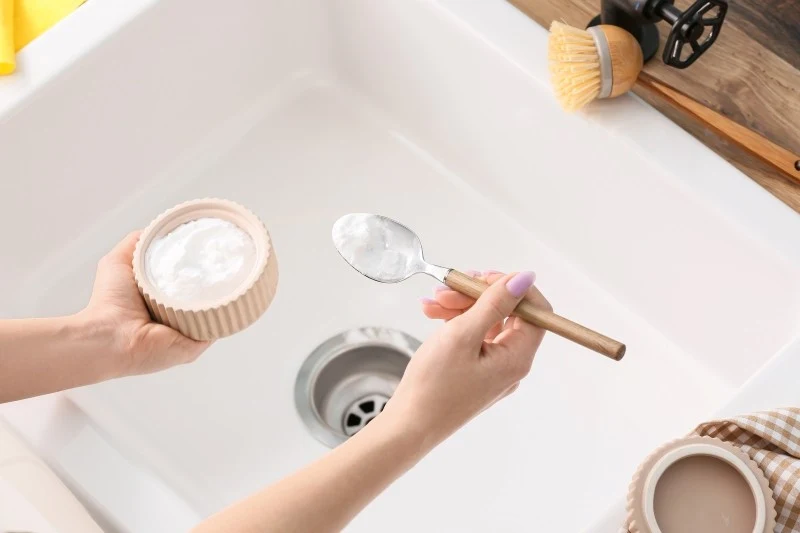 Soda oczyszczona to środek, który pomoże odetkać zatkany zlew