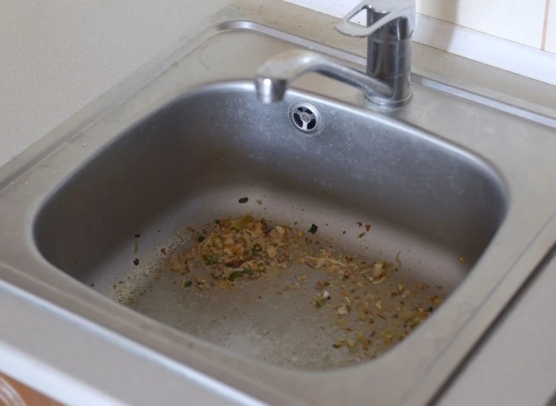 Zatkany zlew to powszechny problem, któremu można łatwo zapobiec