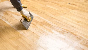 Sprawdź, jak pozbyć szczelin w drewnianej podłodze. Zrobisz to bez pomocy fachowca.