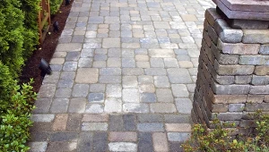 Zimą trzeba zadbać o kostkę brukową przed domem.