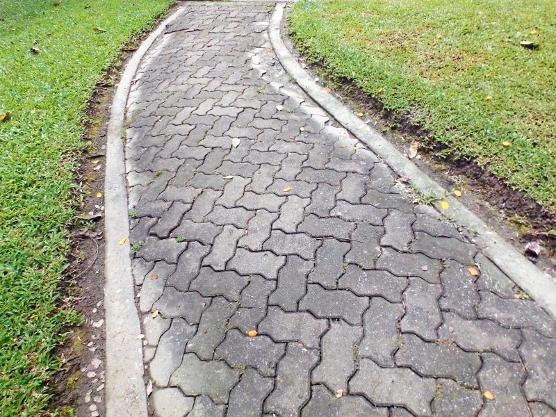 Kostka brukowa jest trwałym materiałem, ale może niszczeć zimą