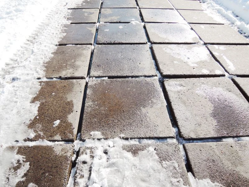Zalegający śnieg jest niezbezpieczny dla nawierzchni z kostki brukowej