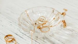 Z czasem złota biżuteria traci swój połysk. Sprawdź, jak przywrócić jej fabryczny wygląd.