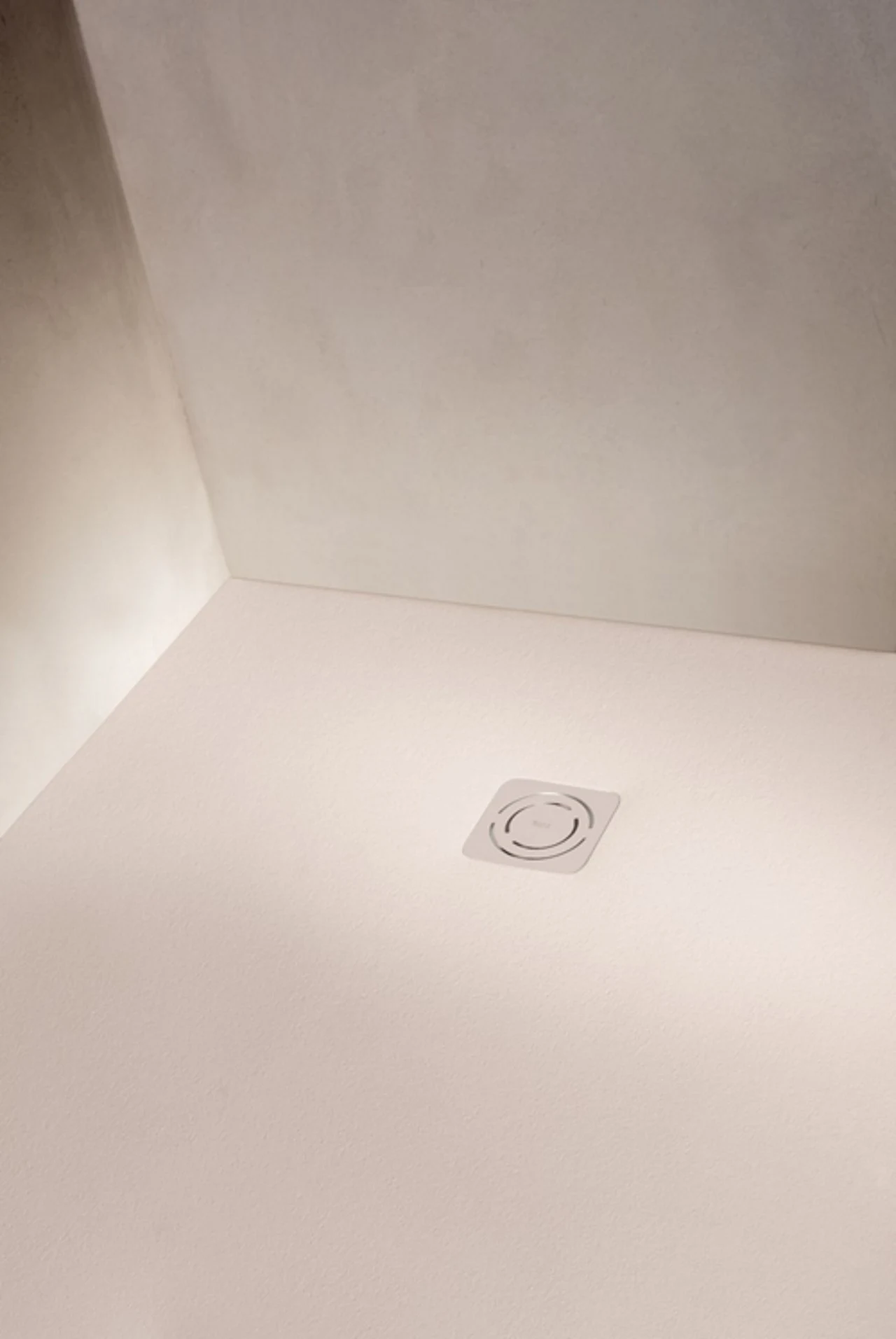 Ultrapłaskie modele z delikatnie zaznaczonym odpływem, które możemy dostosować do powierzchni podłogi w łazience