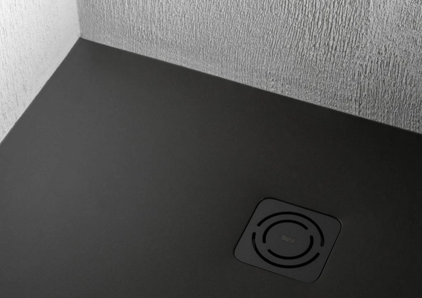 Dzięki zastosowaniu materiału Stonex® powierzchnie brodzików Magma wyróżniają się przyjemną w dotyku, ziarnistą strukturą