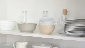 Korzystanie z uszczerbanych naczyń ma przyciągać rodzinne problemy.