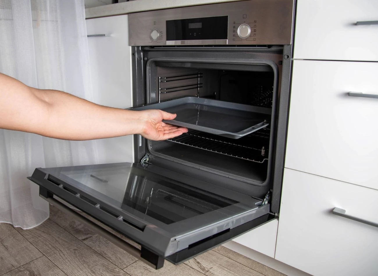 Wypięcie drzwiczek, szyb piekarnika pozwala na dokładne ich wyczyszczenie.