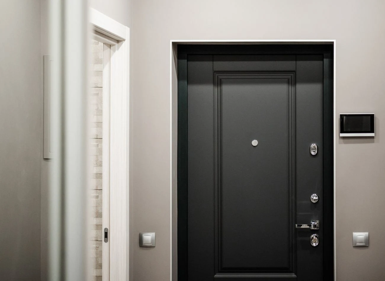 Według starych wierzeń, czarne drzwi zapraszają do domu nieszczęście.