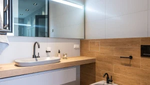 Błędy podczas urządzania łazienki potrafią zaważyć na jej późniejszym użytkowaniu, odbierając wygodę i obniżając poziom bezpieczeństwa. Sprawdź, czego unikać.