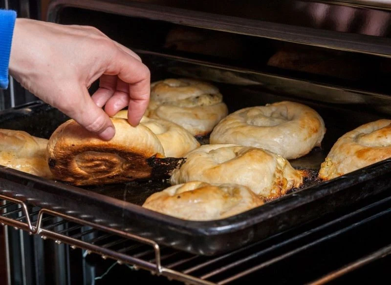 Piekąc bezpośrednio na blasze, ryzykujesz powstawaniem tłustych, trudnych do usunięcia zabrudzeń