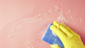 Czym wyczyścić ściany? Domowe sposoby  na tłuste plamy i zabrudzenia.