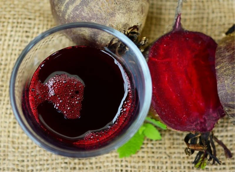 Zakwas z buraków można kupić gotowy w butelkach lub zrobić samemu
