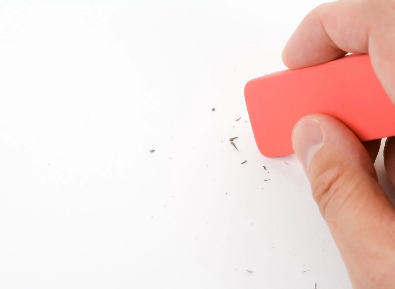 Gumka do mazania usunie delikatne zarysowania i brud, np. wokół kontaktów.