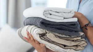 Jak prać ręczniki, żeby były miękkie? Te domowe metody pozwolą ci zachować puszystość i elastyczność materiałów.