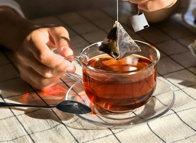 Torebki herbaty produkowane są z różnych materiałów, zwróć uwagę na to, zanim wyrzucisz je do kosza