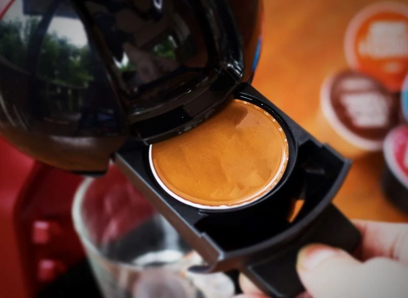 Fusy wydobyte z kapsułek po kawie to doskonały materiał na nawóz do roślin, dlatego nie zawsze warto je wyrzucać do śmieci