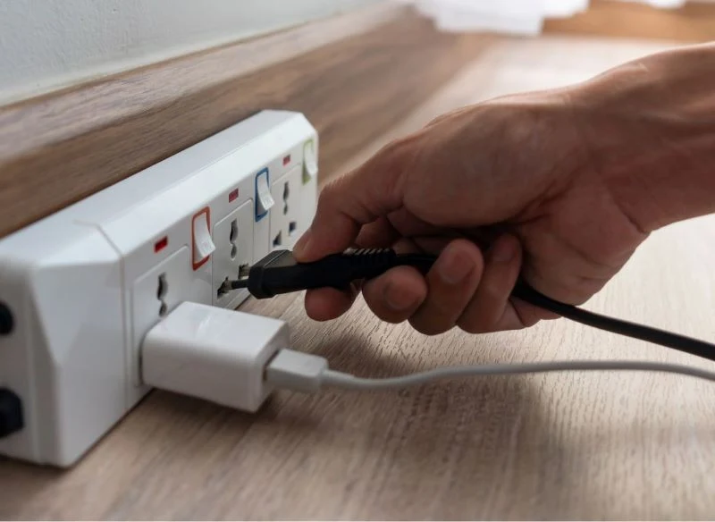 Wiele urządzeń w trybie czuwania zużywa niepotrzebnie energię, najprościej jest odłączyć je od kontaktu